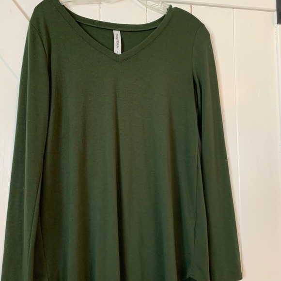 Green top - Picture 2 of 2